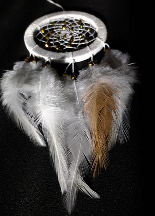 Білий з золотим маленький ловець снів. білий ловець снів. амулет. автоловец