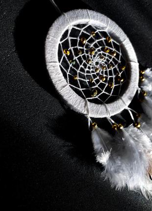 Білий з золотим маленький ловець снів. білий ловець снів. амулет. автоловец