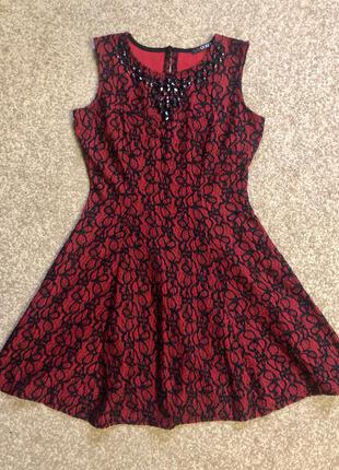 Платье женское, красного цвета с гипюром
