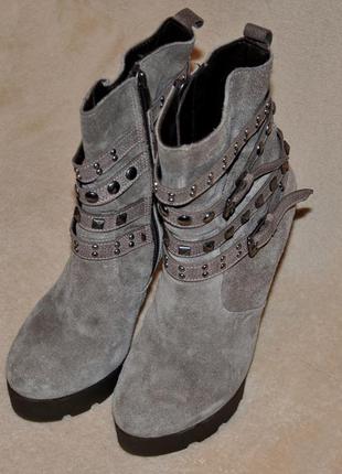 Серые замшевые ботильоны на каблуке