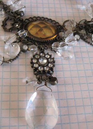 .колье с разными бусинами на цепочке.