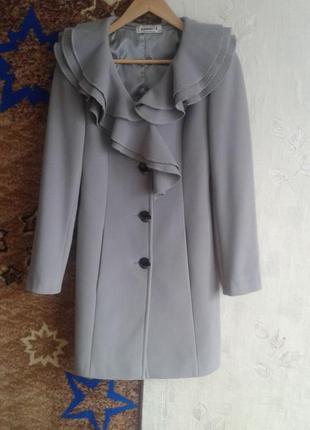 Нарядное пальто серого цвета