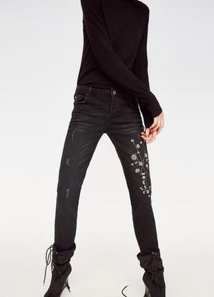 Джинси з вишивкою і бісером фірми zara оригінал троянд. 36