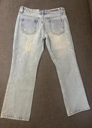 Стильные укорочённые джинсы с серебристым напылением5 фото