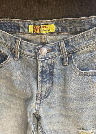 Стильные укорочённые джинсы с серебристым напылением2 фото