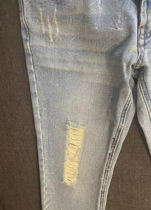 Стильные укорочённые джинсы с серебристым напылением4 фото
