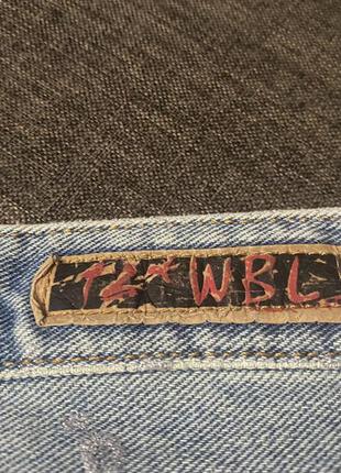 Стильные укорочённые джинсы с серебристым напылением7 фото