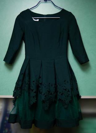 Сукня темно зеленого кольору з перфорацією, фатином і пишною спідницею