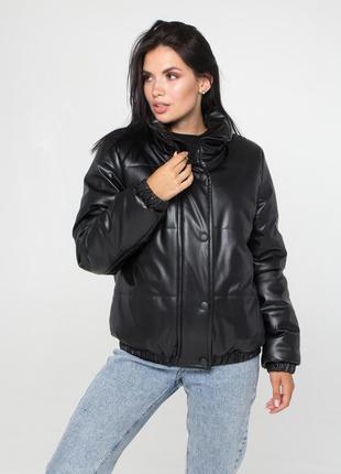 Демисезонная черная куртка дутая из эко-кожи, больших размеров от 44 до 52