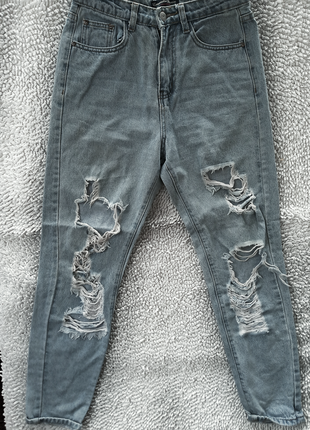 Модные рванные джинсы
