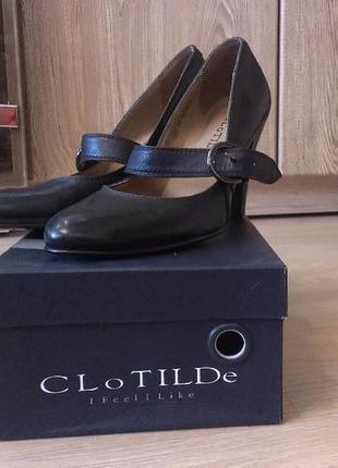 Нові чорні шкіряні туфлі clotilde