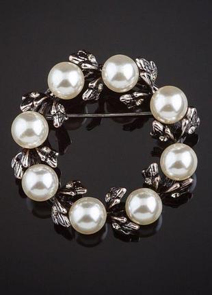 Брошка віночок з перлів і листочків