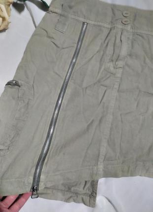 Ассиметричная юбка с замочками и накладными карманами по бокам, светлый хаки3 фото