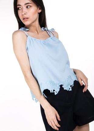 Топ голубой с вышивкой внизу
