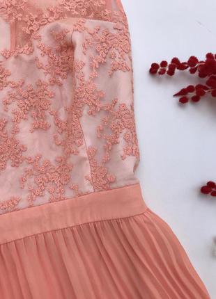Бесподобное  персиковое платье миди с кружевом и юбкой плиссе3 фото