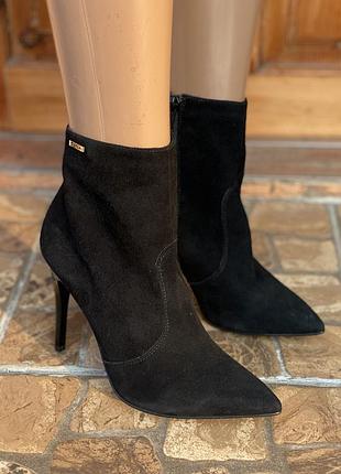 Черные замшевые  ботильоны на высоком каблуке 38 розмір