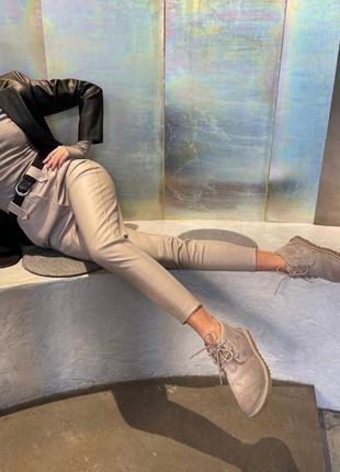 Бежевые кожаные штаны в обтяжку с поясом с карманами матовые на флисе модные трендовые стильные универсальные базовые3 фото