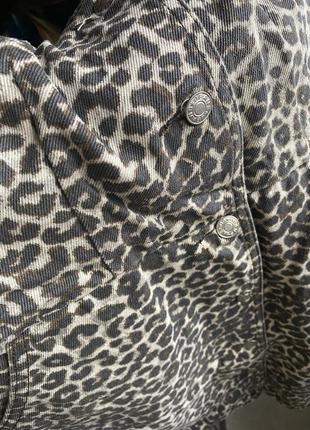 Джинсовое платье сарафан в леопардовый принт на пуговицах спереди9 фото
