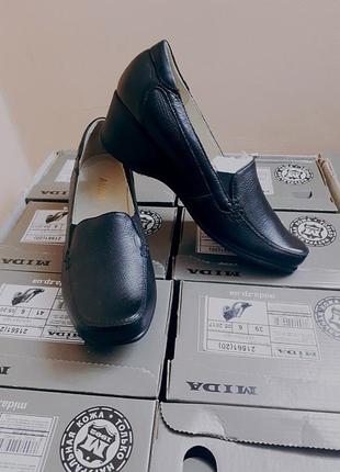 Зручні класичні жіночі туфлі на танкетці mida 21135(3).