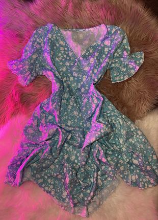 Блакитне плаття в квіточку