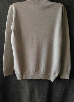 Полномерный красивый мужской свитер 