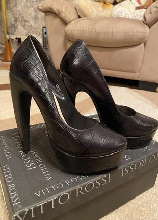 Брендові шкіряні туфлі carevallinni