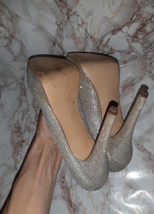 Серебристо-золотистые блестящие туфли на высоком каблуке и толстой подошве8 фото