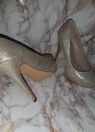 Серебристо-золотистые блестящие туфли на высоком каблуке и толстой подошве9 фото
