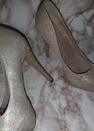 Серебристо-золотистые блестящие туфли на высоком каблуке и толстой подошве10 фото