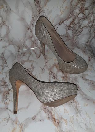 Серебристо-золотистые блестящие туфли на высоком каблуке и толстой подошве2 фото