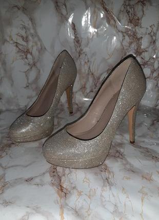 Серебристо-золотистые блестящие туфли на высоком каблуке и толстой подошве3 фото