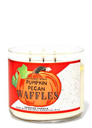 Трехфитильная свеча ароматизированная bath & body works - pumpkin pecan waffles