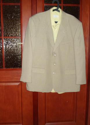 Чоловічий костюм у комплекті з сорочкою