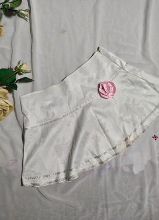 Маленькая белая мини юбка с розами, полусолнуе1 фото