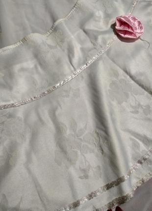 Маленькая белая мини юбка с розами, полусолнуе3 фото