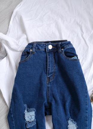 Синие стрейчевые джинсы с фабричными рваностями на высокой посадке на талию5 фото