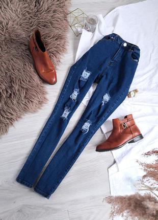 Синие стрейчевые джинсы с фабричными рваностями на высокой посадке на талию2 фото