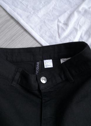 Чорні базові стрейчеві джинсові шорти на високій посадці на талію4 фото
