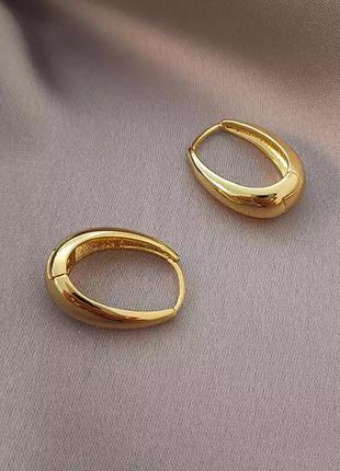 Гарні золотисті сережки овальні кільця широкі кульчики дуті мінімалізм під золото3 фото