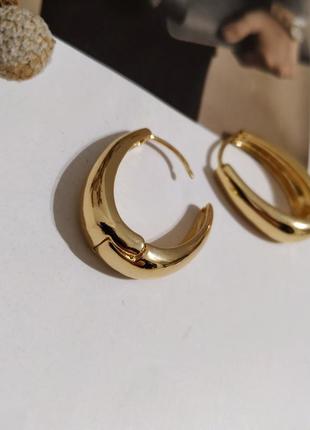 Гарні золотисті сережки овальні кільця широкі кульчики дуті мінімалізм під золото10 фото