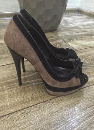 Туфли на высоком каблуке