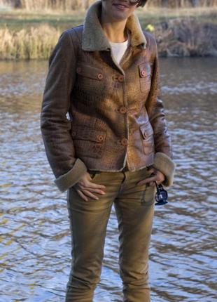 Коричневая короткая стриженная куртка-дубленка