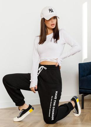 Чорні утеплені джоггери з принтом2 фото