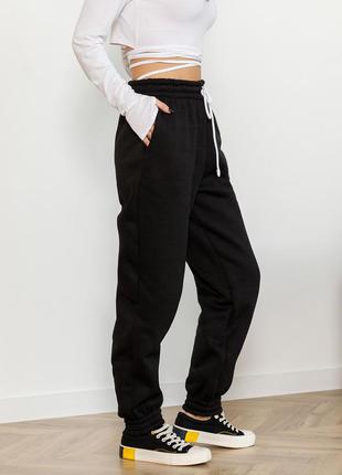 Чорні утеплені джоггери з принтом3 фото