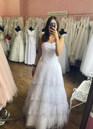 Тотальний розпродаж весільну сукню