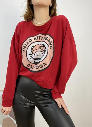 Червоний світшот з нашивкою принт кішка