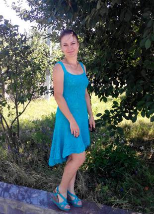 Яскрава сукня ручної роботи, в'язана гачком.