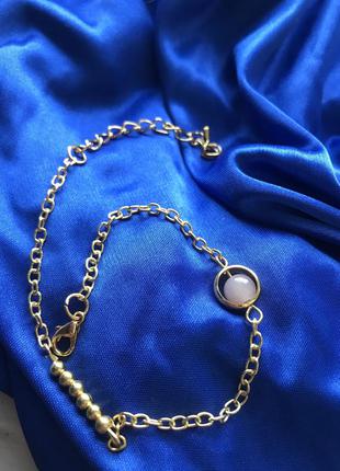 Браслетик під золото з рожевим камінчиком