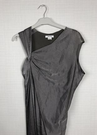 Вечернее атласное шелковое платье свободное с драпировкой узлом асимметричное на одно плечо миди2 фото