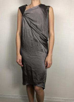 Вечернее атласное шелковое платье свободное с драпировкой узлом асимметричное на одно плечо миди8 фото